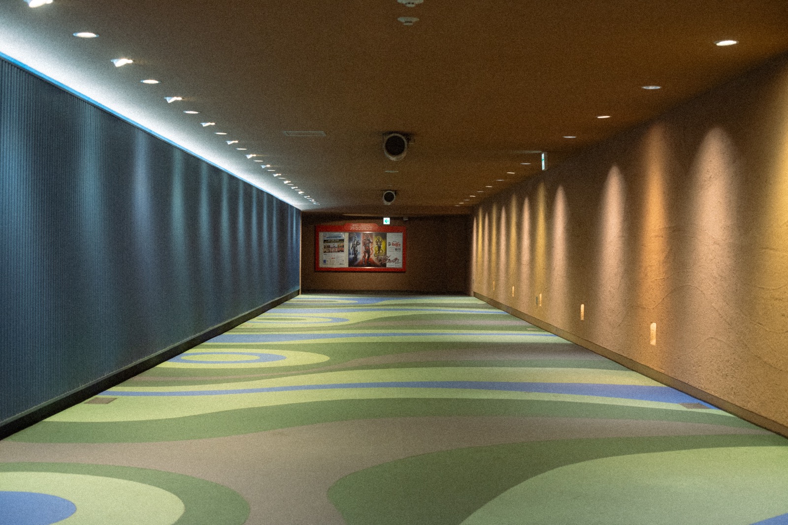 東京ドームシティのラクーアへと繋がる地下通路。 閉店近い時間に行くと人も少なく
